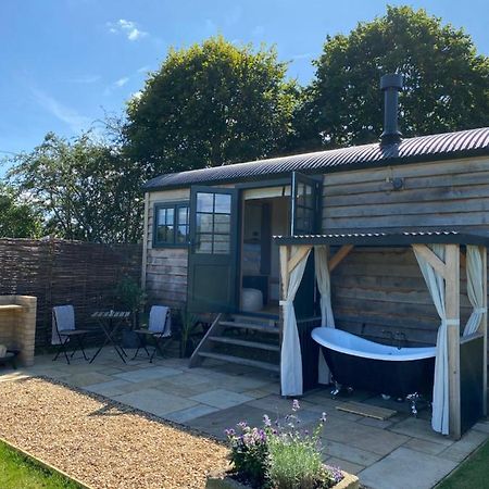 The Rabbit Warren Shepherd Hut Ketton Buitenkant foto
